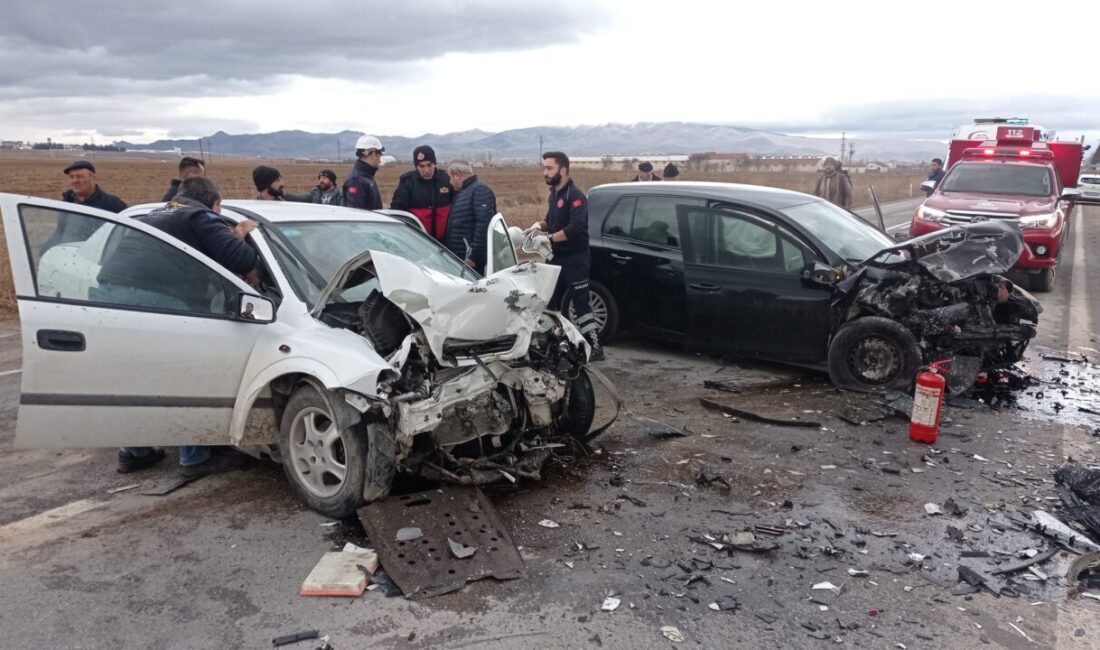 AFYONKARAHİSAR (AA) – Afyonkarahisar'ın Bolvadin ilçesinde iki otomobilin çarpışması sonucu