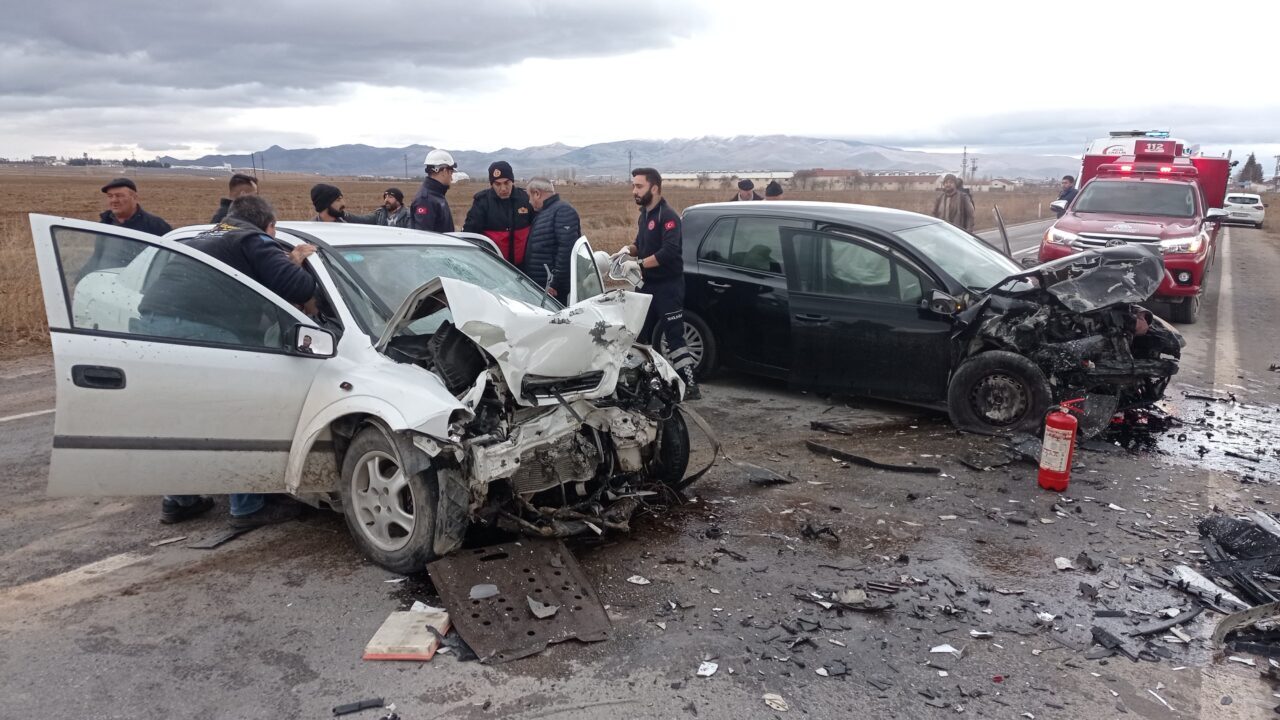 AFYONKARAHİSAR (AA) – Afyonkarahisar'ın Bolvadin ilçesinde iki otomobilin çarpışması sonucu