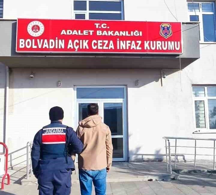 Afyonkarahisar’da çeşitli suçlardan aranan iki şahıs jandarma ekipleri tarafından yakalanarak