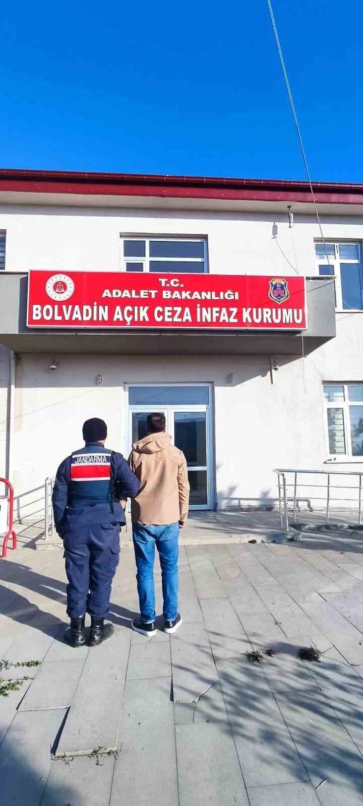 Afyonkarahisar’da çeşitli suçlardan aranan iki şahıs jandarma ekipleri tarafından yakalanarak