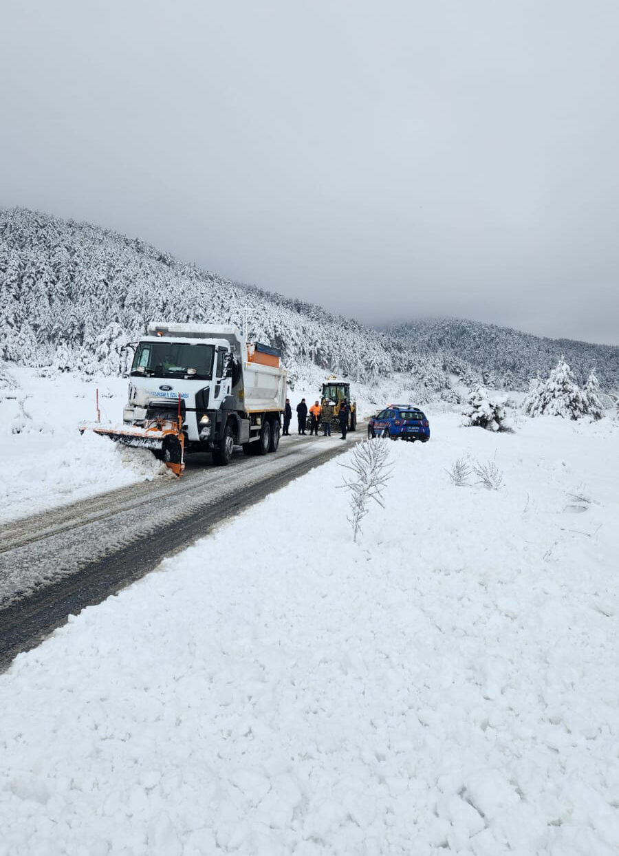 Afyonkarahisar’da hafta sonu etkili olan kar yağışının ardından şehirlerarası yollarda