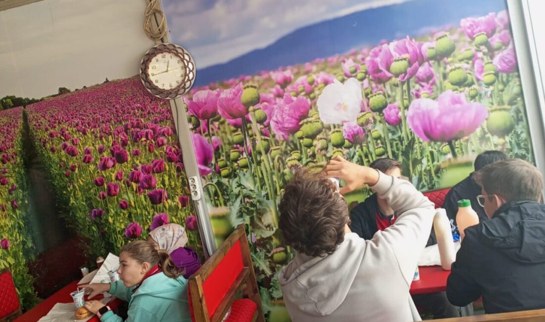 Afyonkarahisar’da bir dönerci, mahallede eğitim gören yaklaşık 200 öğrenciye yemek