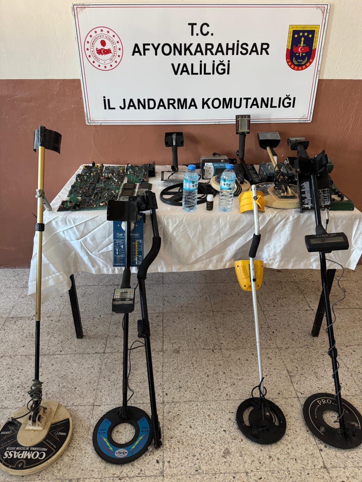 AFYONKARAHİSAR (AA) – Afyonkarahisar'da sahte içki satışı yaptıkları iddiasıyla gözaltına