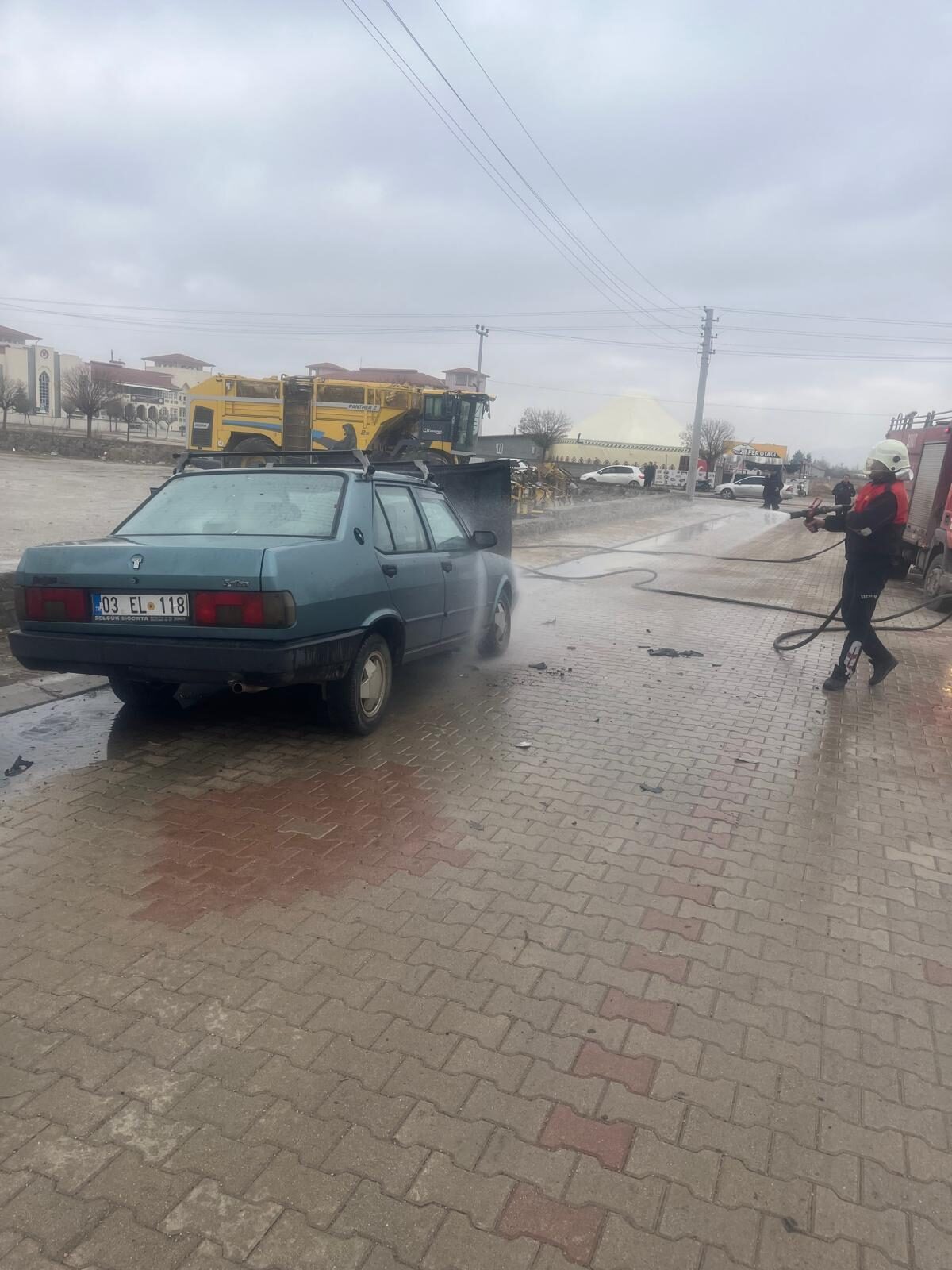 AFYONKARAHİSAR (AA) – Afyonkarahisar'ın Şuhut ilçesinde park halindeki otomobilde çıkan