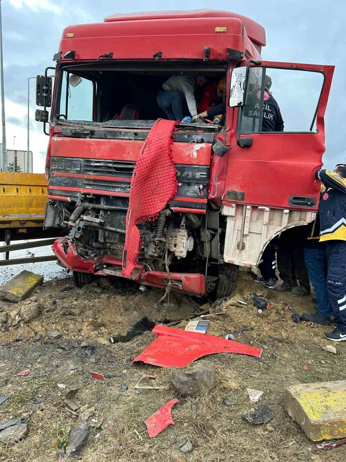 Afyonkarahisar’da tır ile kamyonun çarpıştığı trafik kazasında 1 kişi hayatını