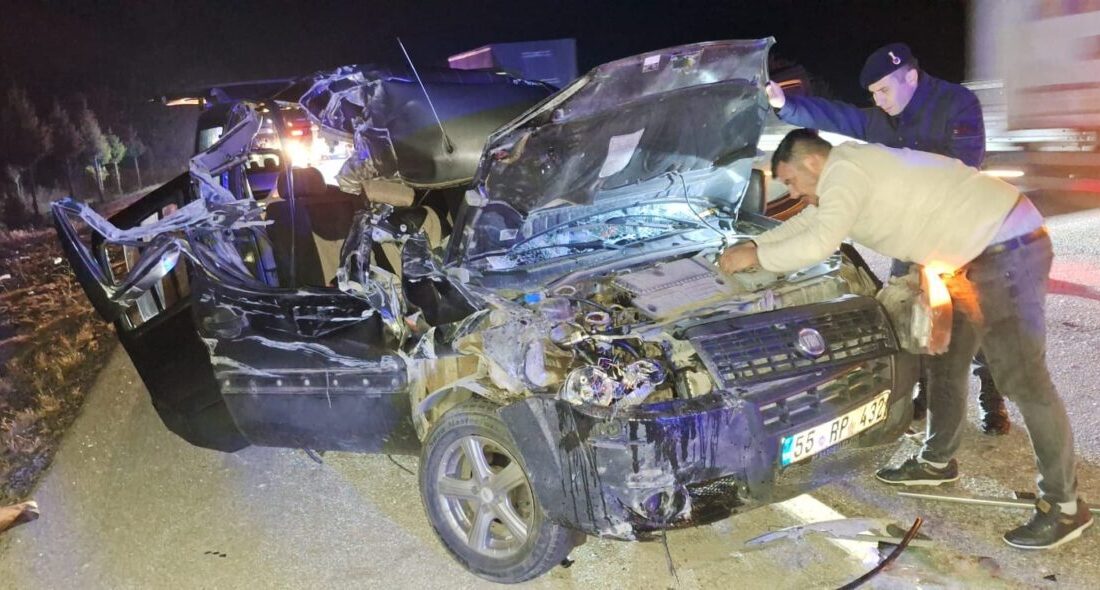 Afyonkarahisar’ın Sandıklı ilçesinde tırın dorsesine arkadan çarpan hafif ticari araçtaki