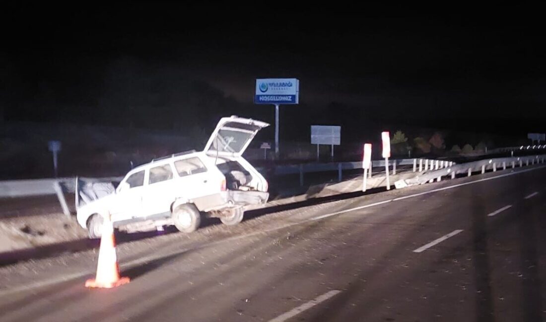 Afyonkarahisar’da kontrolden çıkarak refüje giren otomobilde 3 kişi yaralandı. Kaza,