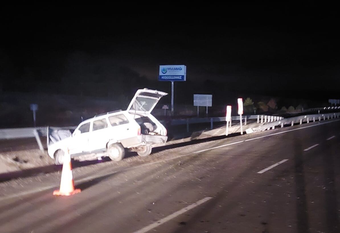 Afyonkarahisar’da kontrolden çıkarak refüje giren otomobilde 3 kişi yaralandı. Kaza,