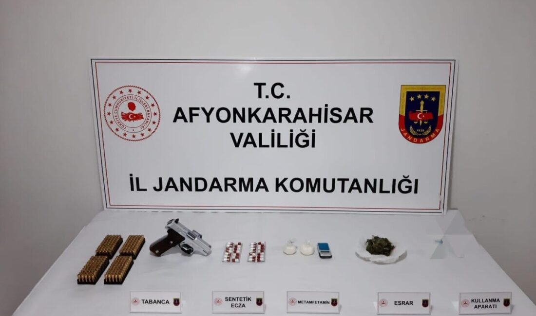 Afyonkarahisar’da uyuşturucu satıcısı yakalandı Afyonkarahisar’da jandarma tarafından gerçekleştirilen operasyonda uyuşturucu satışı yaptığı tespit edilen