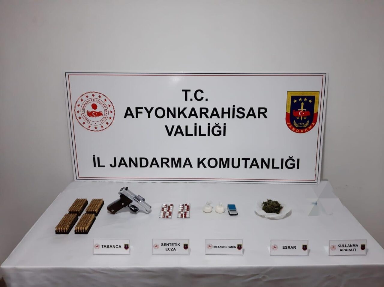 Afyonkarahisar’da jandarma tarafından gerçekleştirilen operasyonda uyuşturucu satışı yaptığı tespit edilen