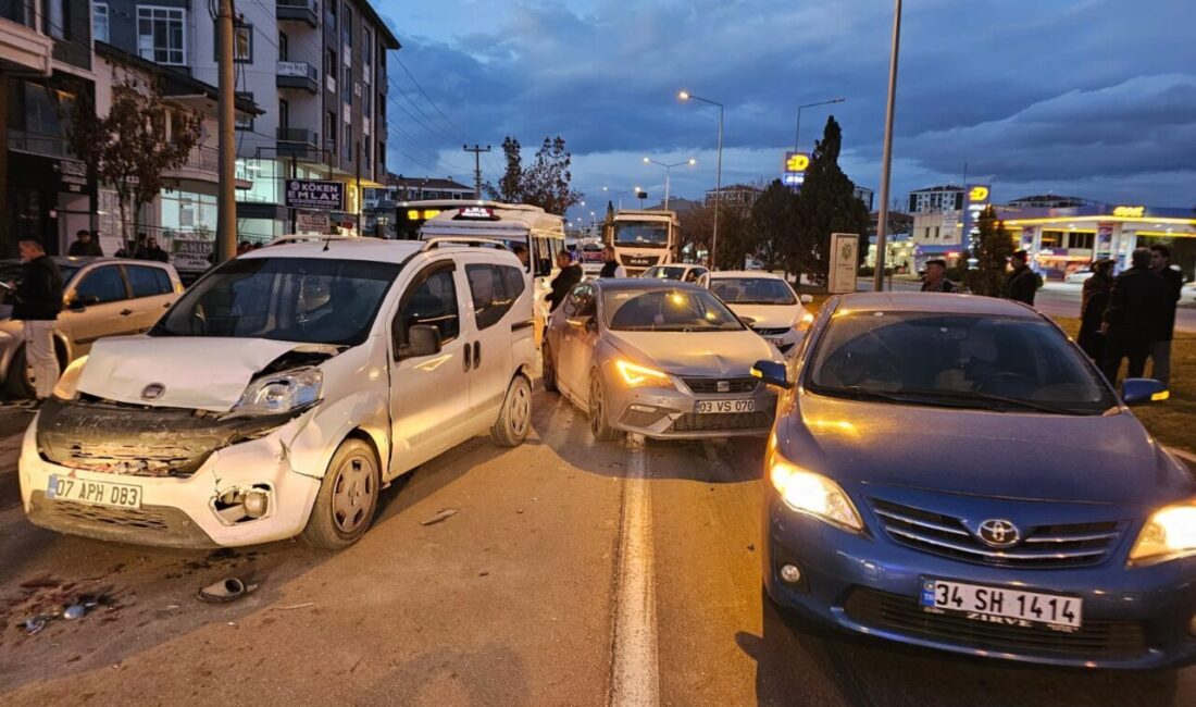 AFYONKARAHİSAR (AA) – Afyonkarahisar'da şehir içi yolcu minibüsü ile 4
