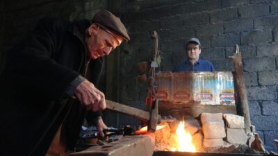 Giresun’un Çanakçı ilçesinde yaşayan 95 yaşındaki demirci ustası Mustafa Özdemir,