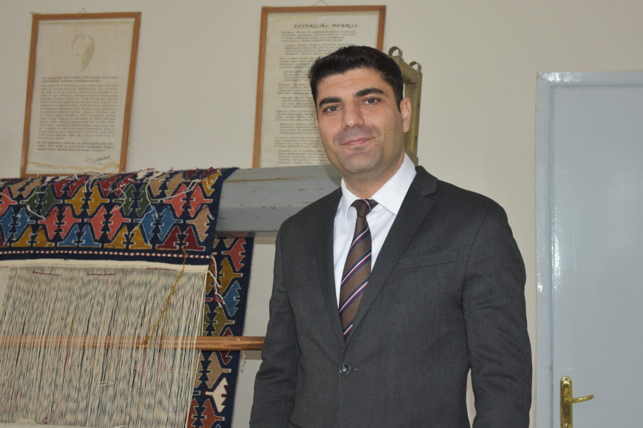 - Afyonkarahisar'ın Bayat ilçesinde yünden elde edilen ipliklerin kök boyayla