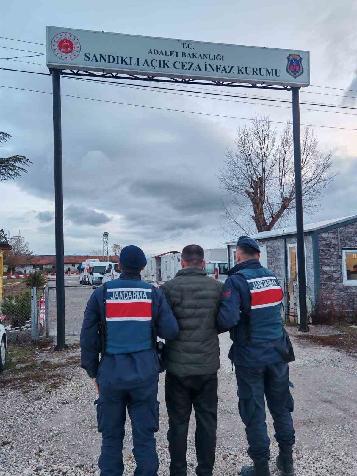 Afyonkarahisar’da çeşitli suçlardan aranan 2 şahıs jandarma tarafından yakalanarak cezaevine