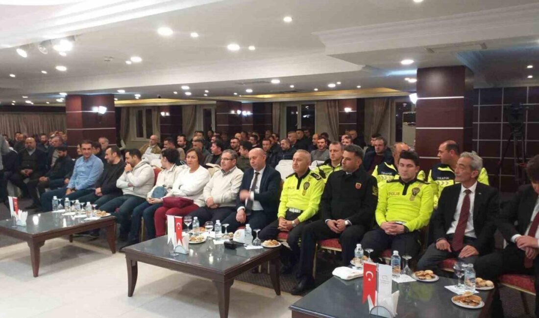 Dolmuş ve minibüs şoförlerine yönelik denetim Afyonkarahisar’da emniyet personeli tarafından kentteki dolmuş ve minibüs şoförlerine yönelik