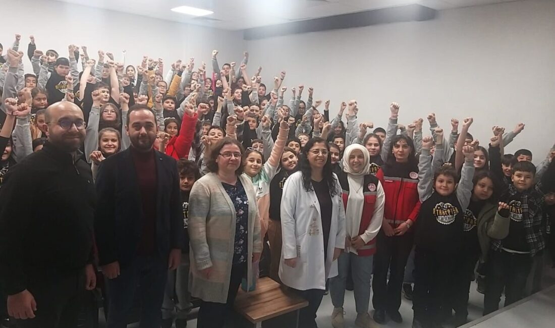Afyon’un Emirdağ ilçesinde Mithat Paşa Ortaokulu öğrencilerine sağlık ve güvenlik