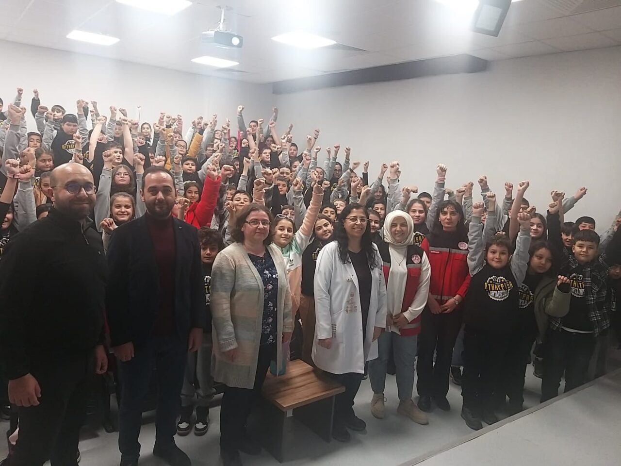 Afyon’un Emirdağ ilçesinde Mithat Paşa Ortaokulu öğrencilerine sağlık ve güvenlik