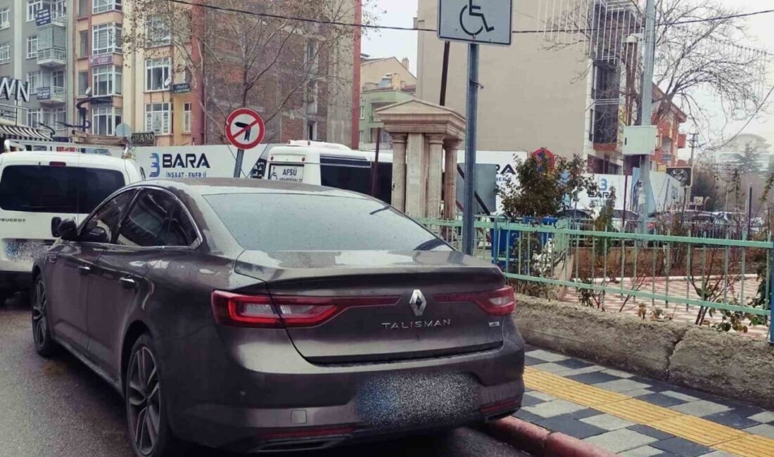 Afyonkarahisar’da polis tarafından engelli araç park yerine usulsüz park gerçekleştiren