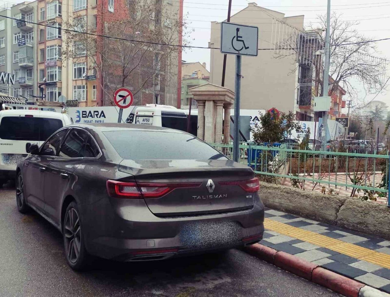 Afyonkarahisar’da polis tarafından engelli araç park yerine usulsüz park gerçekleştiren