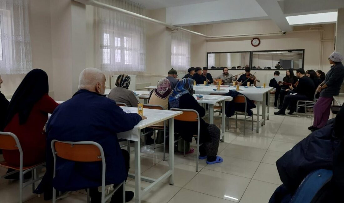 ‘Fidanlar Çınarlarla’ buluştu Fidanlar Çınarlarla Buluşuyor etkinliği çerçevesinde Afyonkarahisar Güzel Sanatlar Lisesi öğrencileri