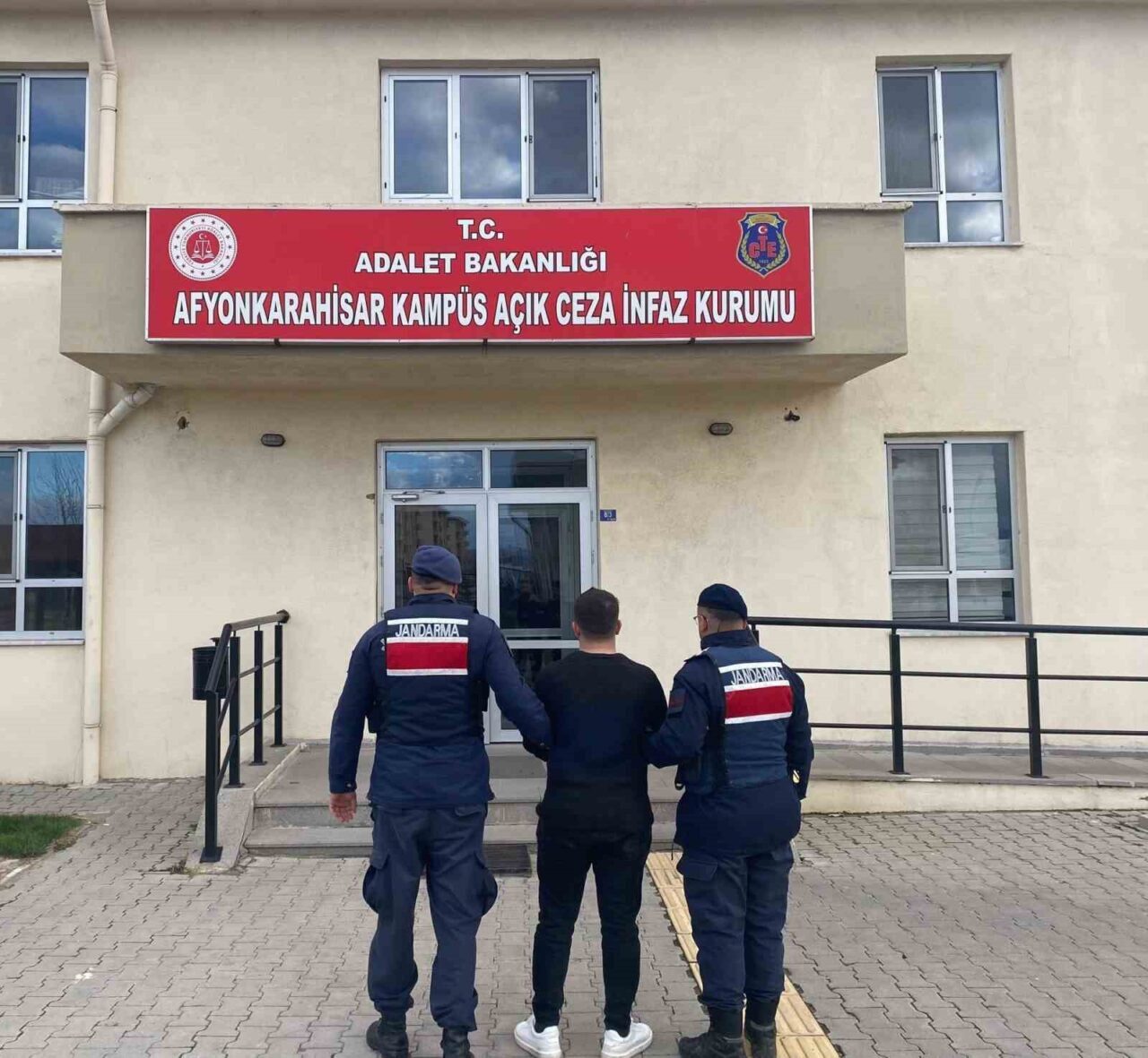 Afyonkarahisar’da çeşitli suçlardan hapis cezalarıyla aranan 3 şahıs jandarmanın takibi
