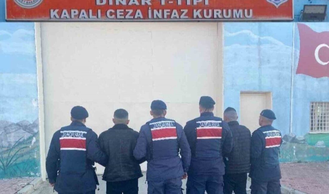 Afyonkarahisar’da çeşitli suçlardan aranan 2 şahıs jandarmanın takibi sonrası yakalandı.