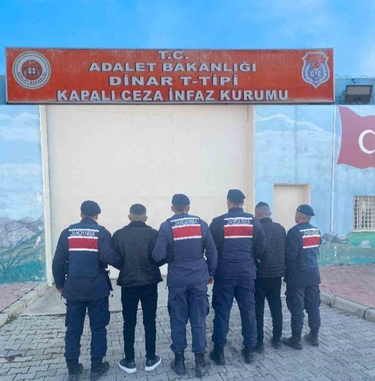 Afyonkarahisar’da çeşitli suçlardan aranan 2 şahıs jandarmanın takibi sonrası yakalandı.