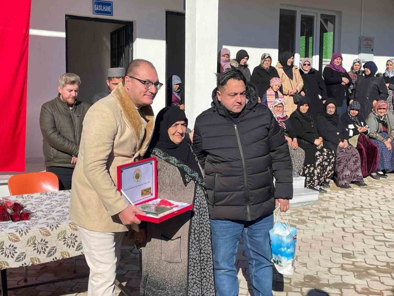 Afyonkarahisar’ın Bolvadin ilçesinde hayırsever bir aile tarafından beldeye morg ve
