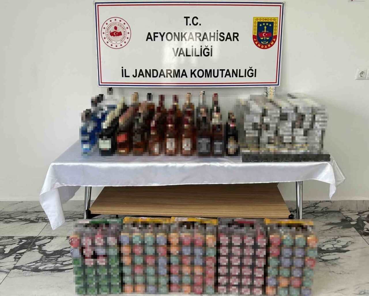 Afyonkarahisar’da jandarma ekipleri yetki belgesi olmadan alkol ve sigara satışı