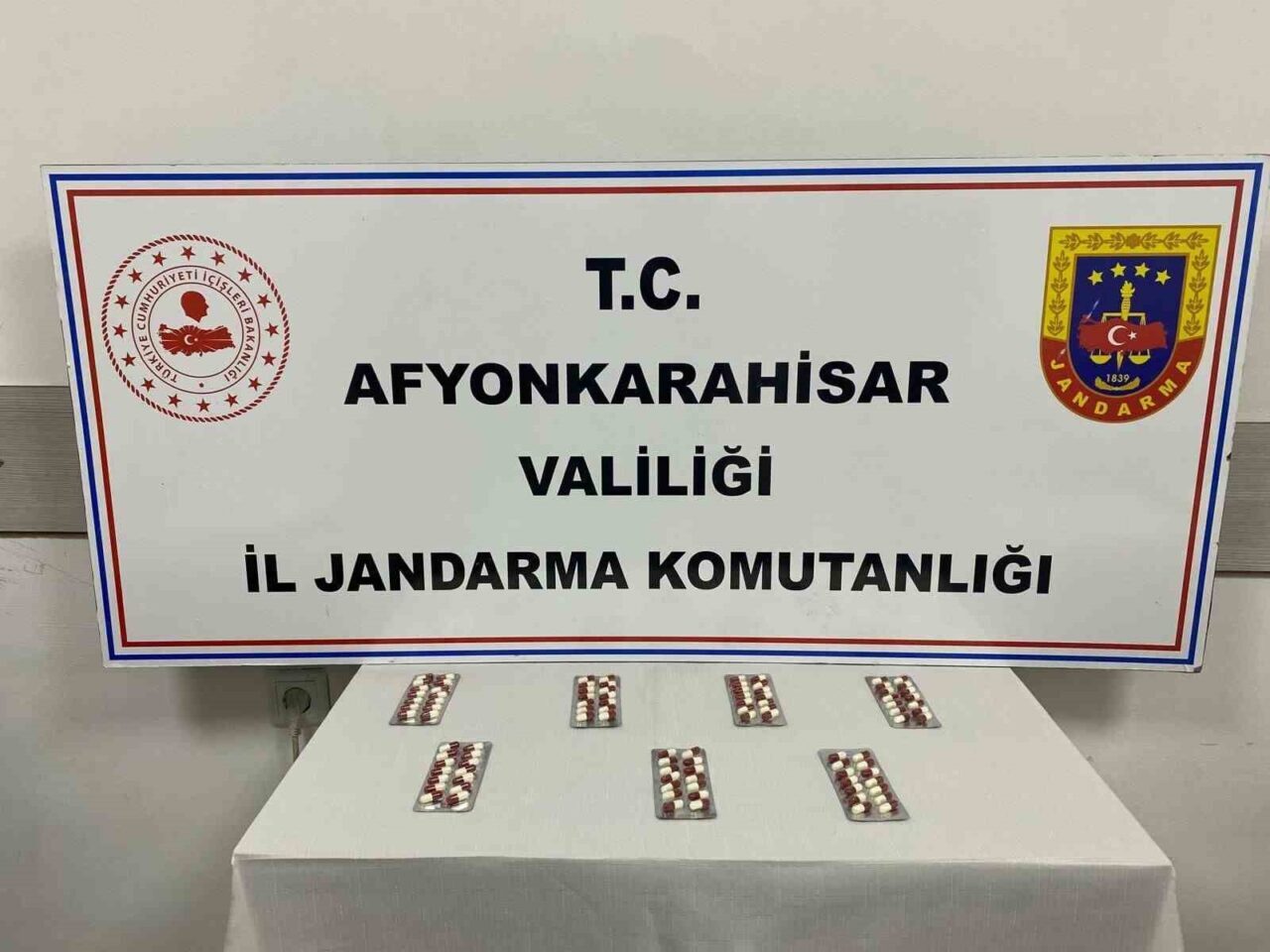 Afyonkarahisar İl Jandarma Komutanlığı, uyuşturucu ile mücadele çerçevesinde suçüstü yaptıkları