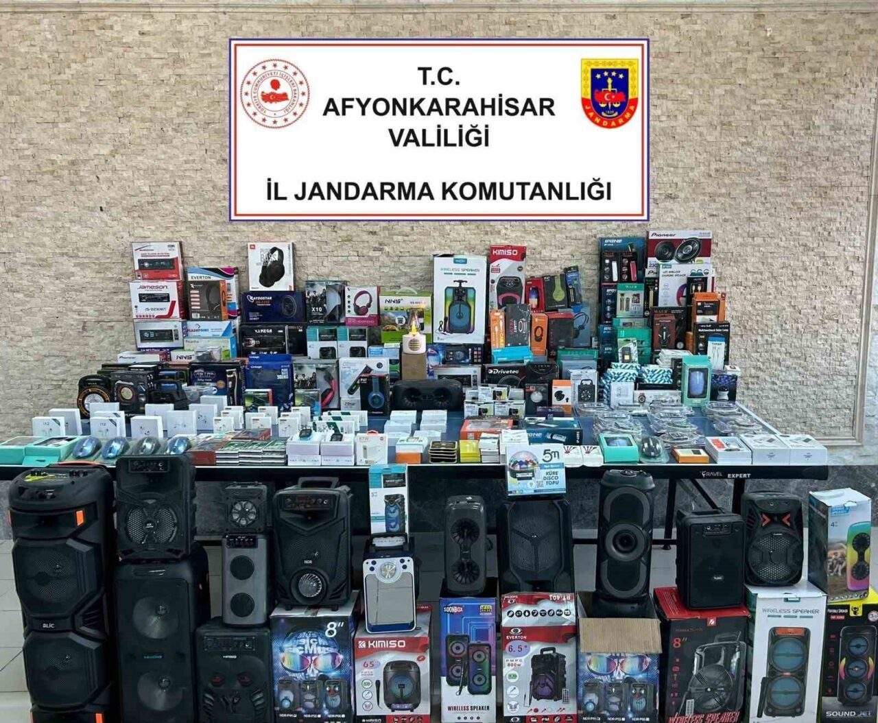 Afyonkarahisar’da jandarma bir iş yerine yaptığı baskında aralarında cep telefonu,