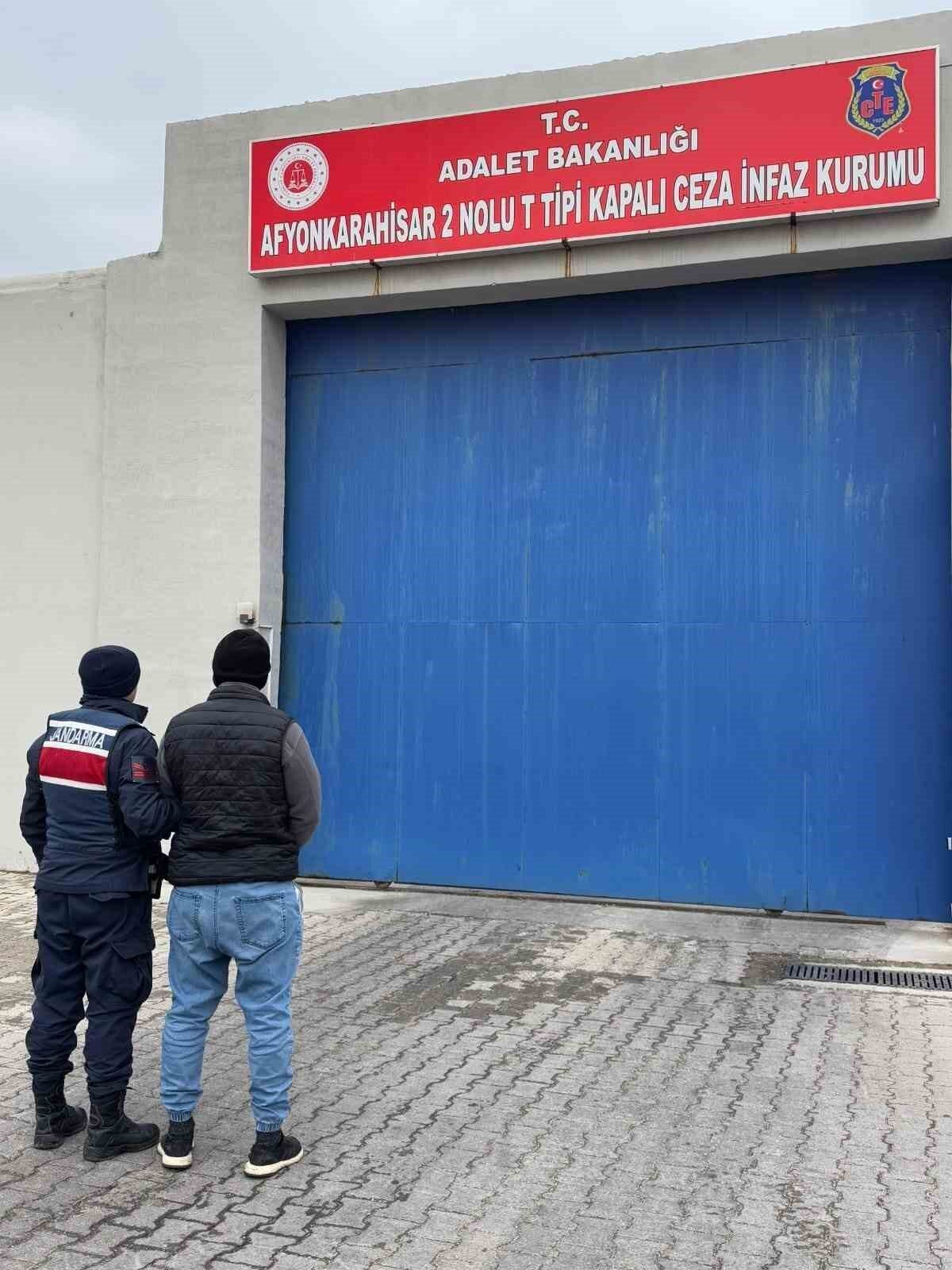Haklarında çeşitli suçlardan hapis cezası bulunan ve 2 şahıs jandarma