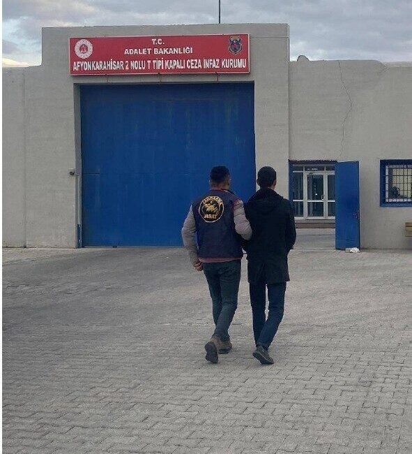 Kaçak yakalandı Afyonkarahisar’da 4 yıl 2 ay kesinleşmiş hapis cezası bulunan şahıs