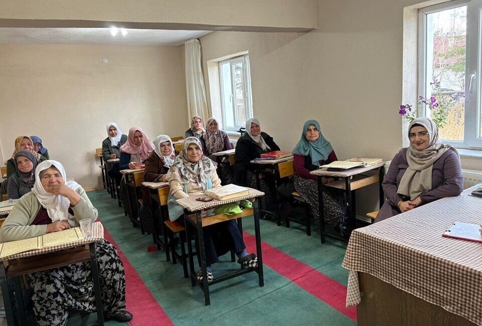 Afyonkarahisar’da Tarım ve Orman İl Müdürlüğü teknik personelleri tarafından kadın