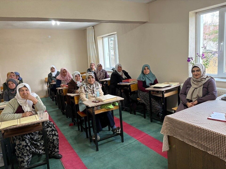 Afyonkarahisar’da Tarım ve Orman İl Müdürlüğü teknik personelleri tarafından kadın
