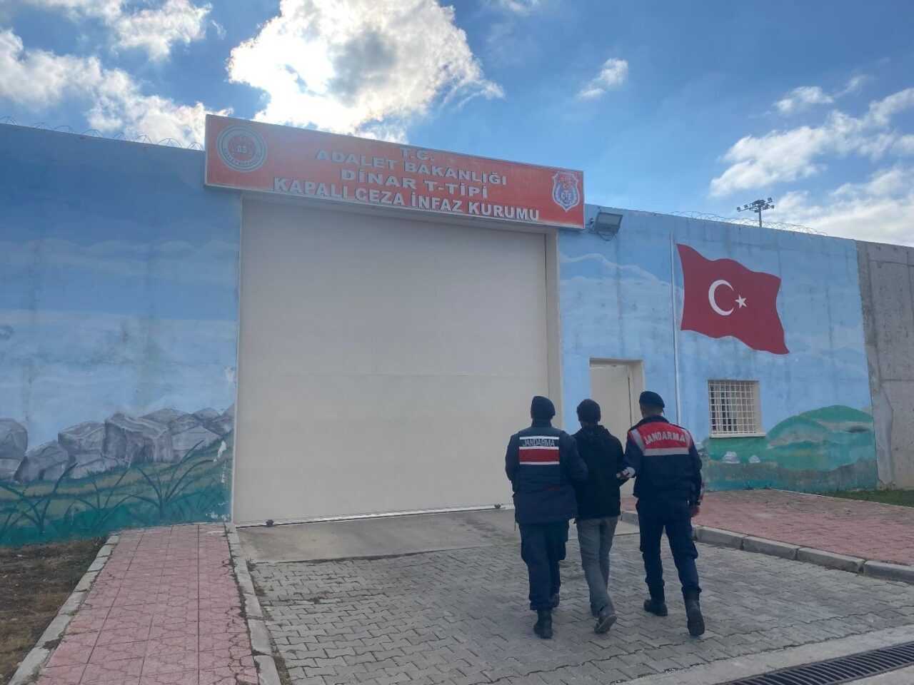 Afyonkarahisar’da kasten yaralamam suçundan hapis cezasıyla aranan şahıs jandarmanın takibi