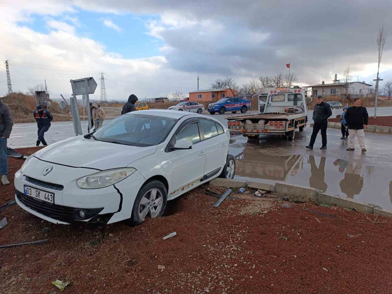 Afyonkarahisar’da iki otomobilin çarpışması sonucu yaşanan trafik kazasında sürücülerden biri