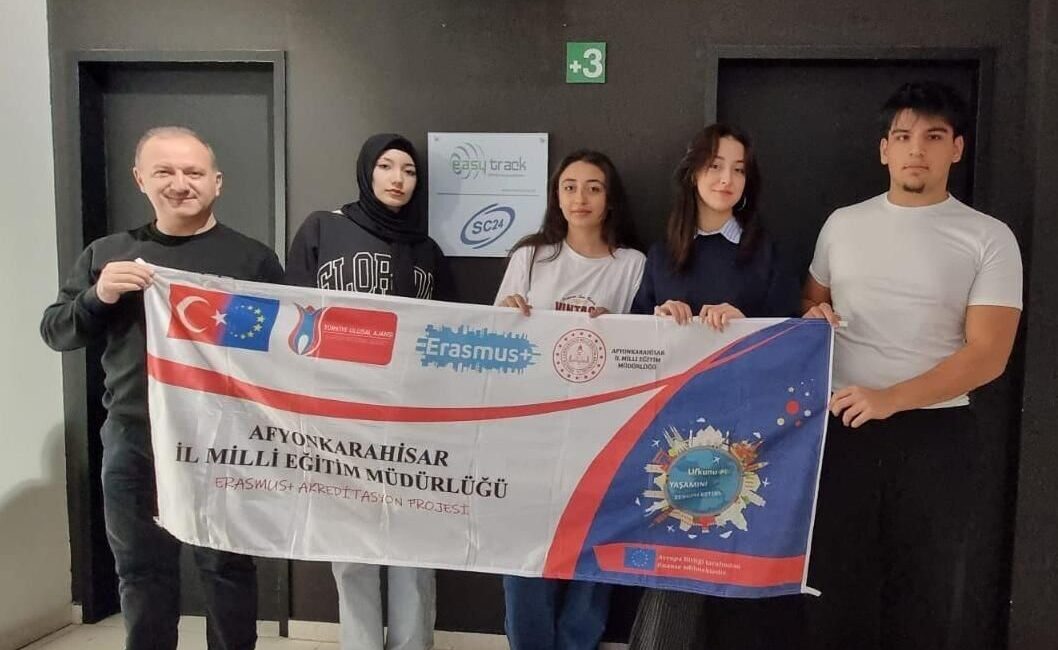 Afyonkarahisar Zübeyde Hanım Kız Mesleki ve Teknik Anadolu Lisesi öğrencileri