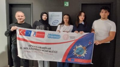 Afyonkarahisar Zübeyde Hanım Kız Mesleki ve Teknik Anadolu Lisesi öğrencileri