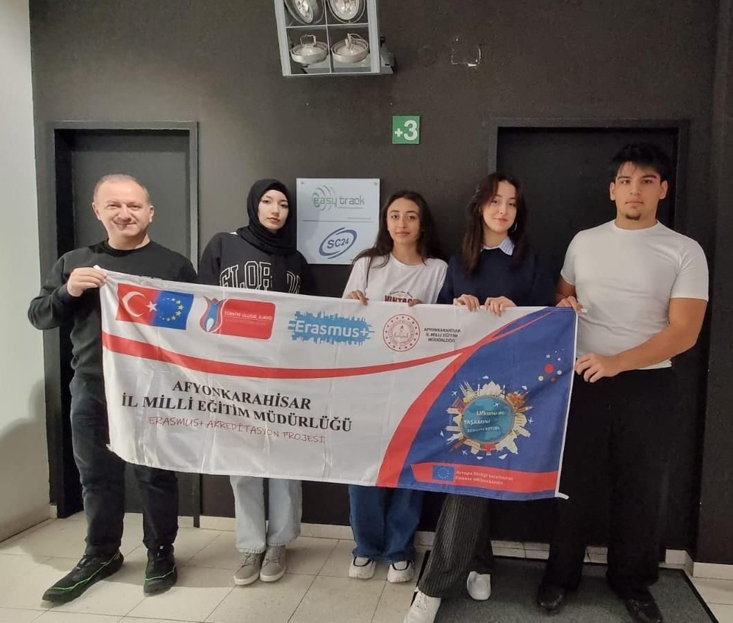 Afyonkarahisar Zübeyde Hanım Kız Mesleki ve Teknik Anadolu Lisesi öğrencileri