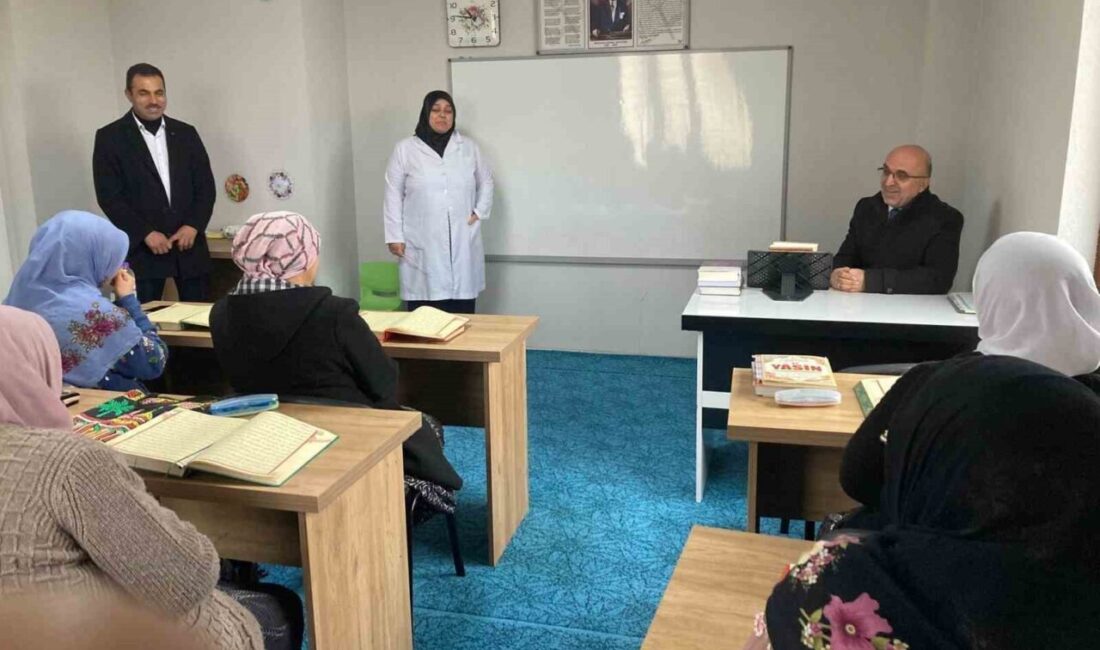 Afyonkarahisar İl Müftüsü Lütfü İmamoğlu, kurs ziyaretleri çerçevesinde öğrencilerle bir