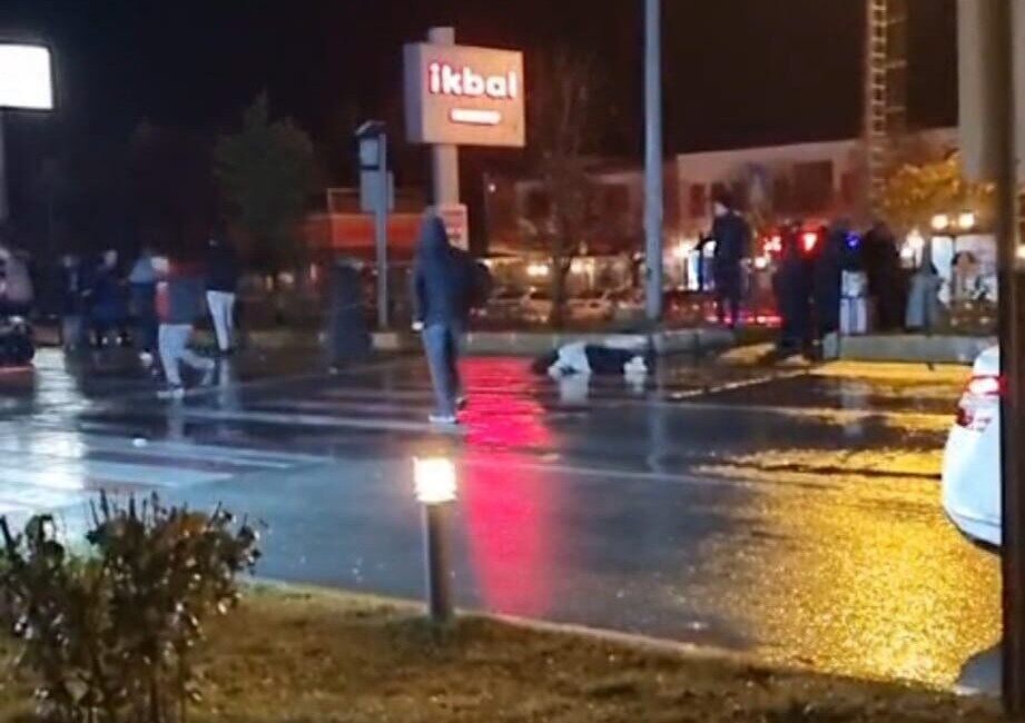 Afyonkarahisar’da yaşanan trafik kazasında yolda karşıdan karşıya geçmeye çalışan 3