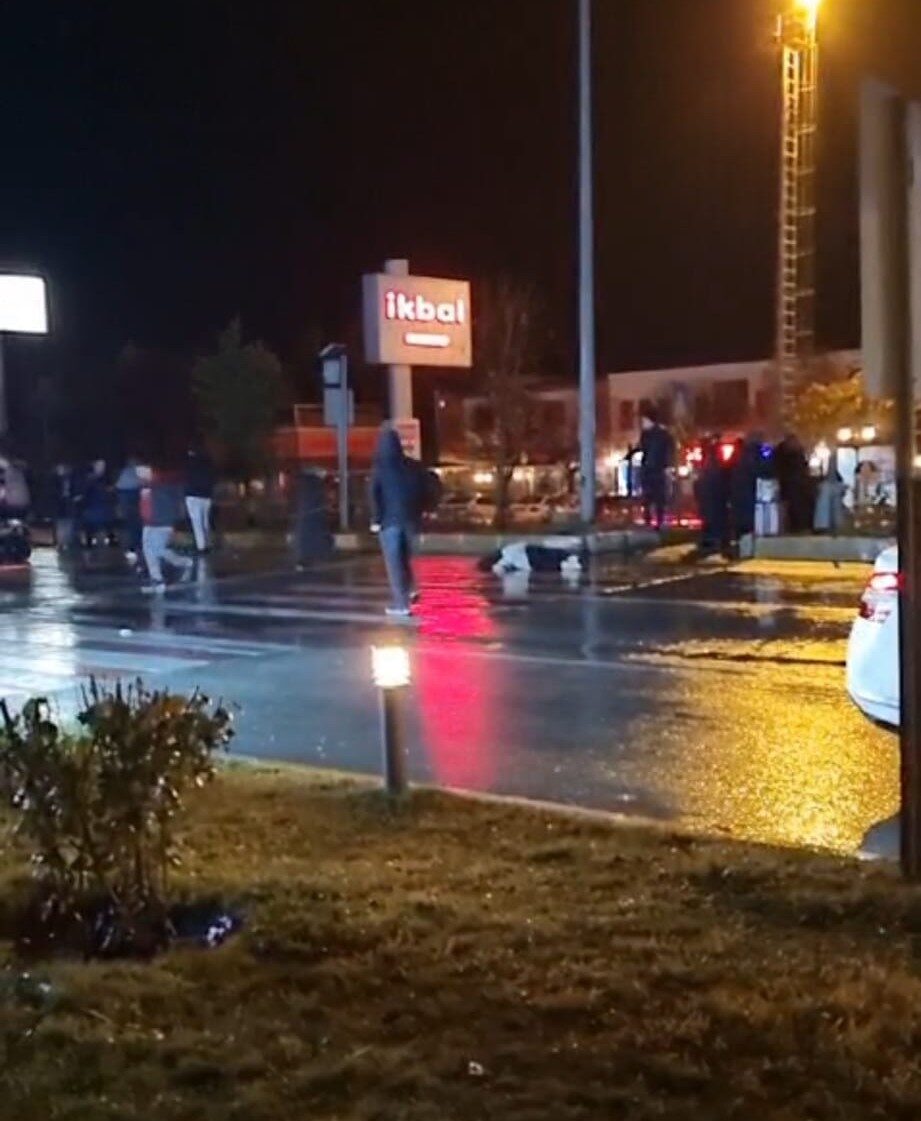 Afyonkarahisar’da yaşanan trafik kazasında yolda karşıdan karşıya geçmeye çalışan 3