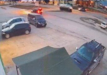 Afyonkarahisar’da otomobilin çarptığı şehir içi yolcu taşımacılığı yapan minibüsün devrilme