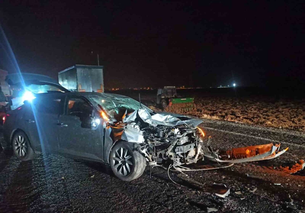 Afyonkarahisar’da otomobilin çarptığı traktörün sürücüsü yaralandı. Kaza, Şuhut ilçesi Karaadilli