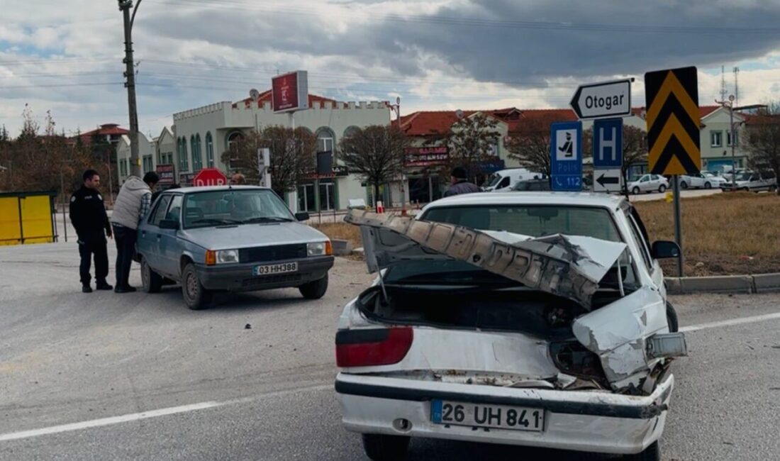 Afyonkarahisar’ın Bolvadin ilçesinde iki otomobilin çarpıştığı ve araçların hurdaya döndüğü