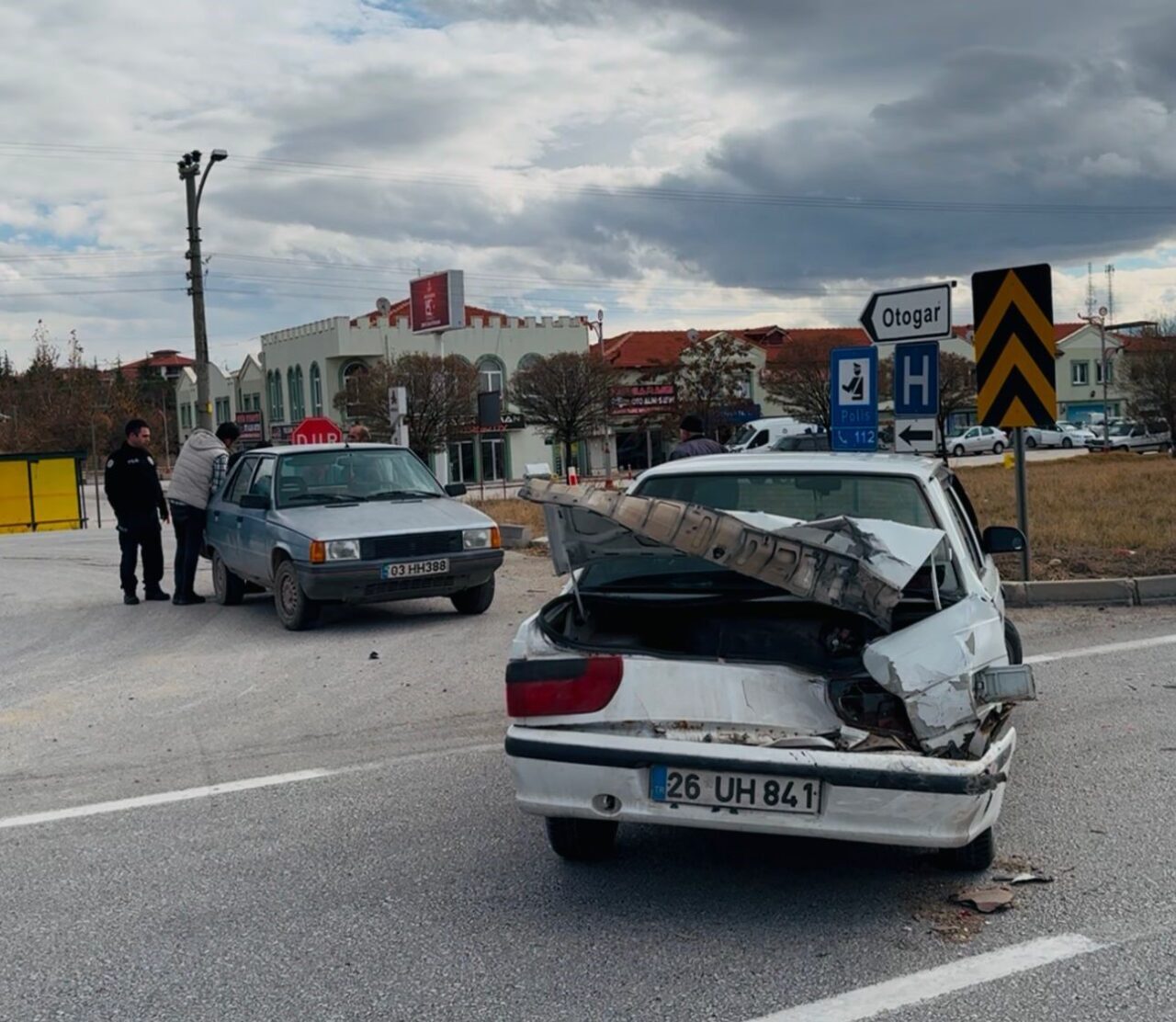 Afyonkarahisar’ın Bolvadin ilçesinde iki otomobilin çarpıştığı ve araçların hurdaya döndüğü