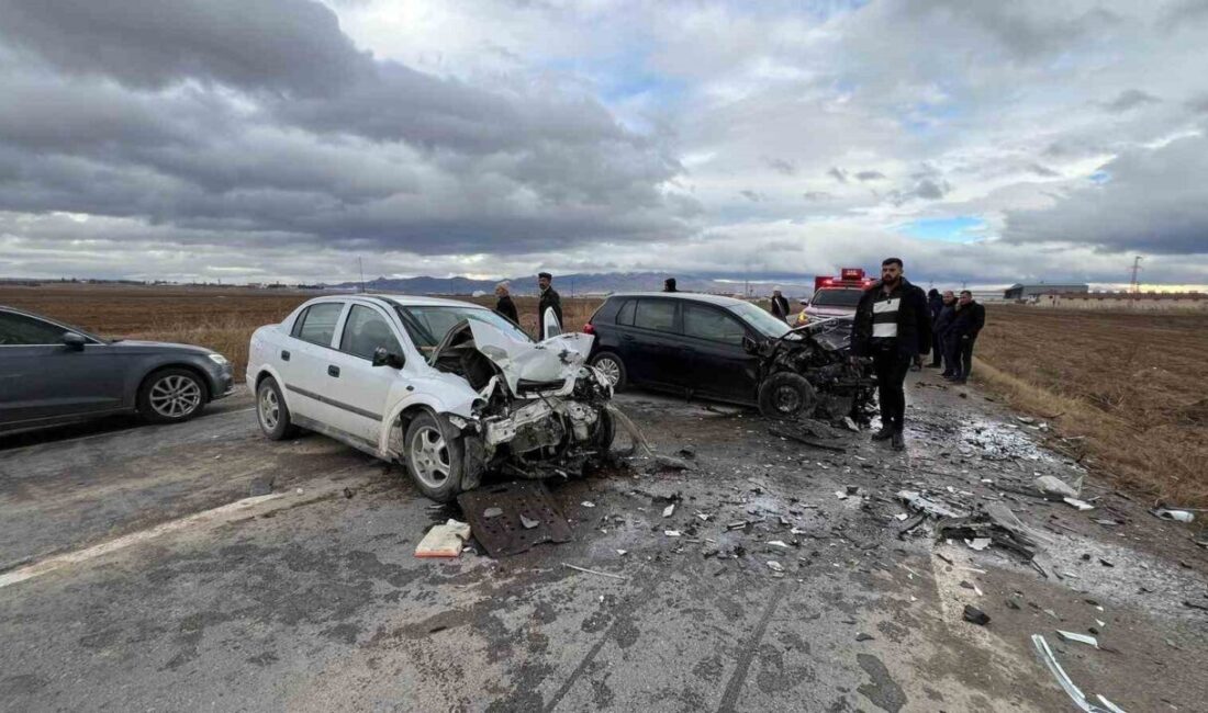 Afyonkarahisar’da iki otomobilin kafa kafaya çarpışması sonucu meydana gelen kazada