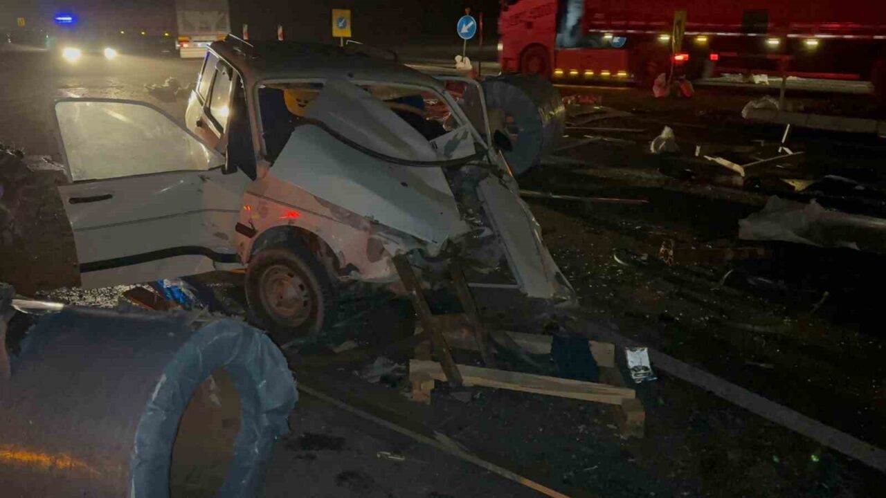 Afyonkarahisar’da bir tırın dorsesinden yola düşen ve her birinin ağırlığı