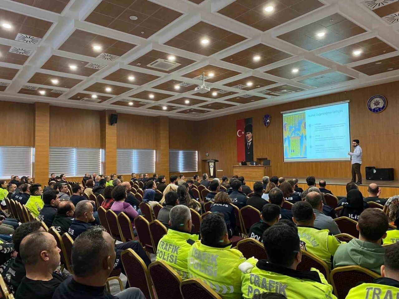 Afyonkarahisar İl Emniyet Müdürlüğü personellerine psikiyatri konulu konferans verildi.
